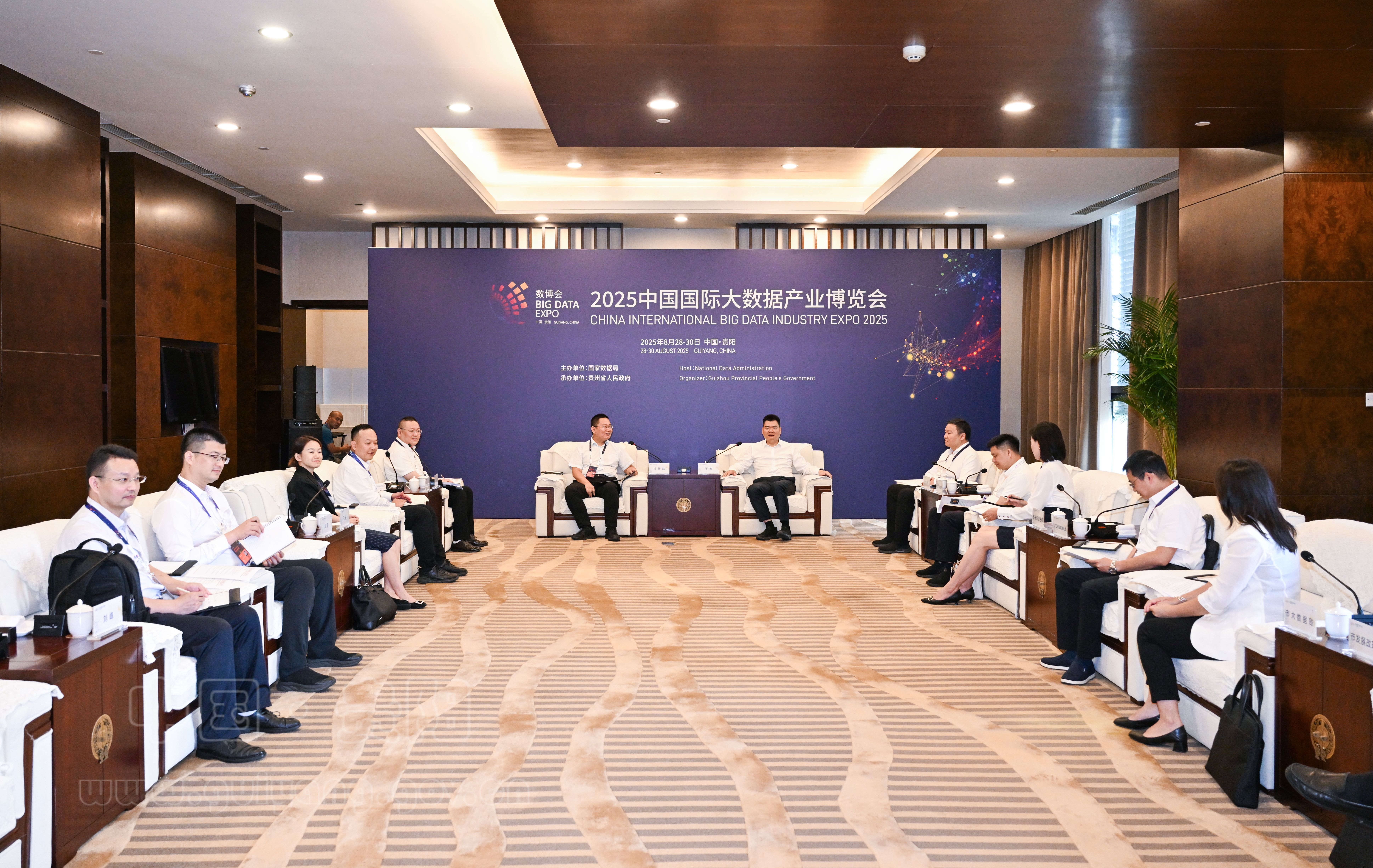 贵阳市委副书记、市长王宏会见北京万联易达控股集团有限公司副总裁杜新凯一行